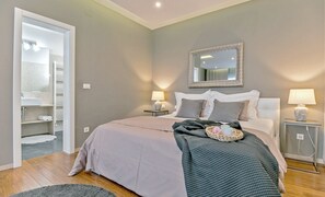 6 bedrooms, iron/ironing board, WiFi, bed sheets - Vast villa, private heated pool - *free dinner offer (Selca)