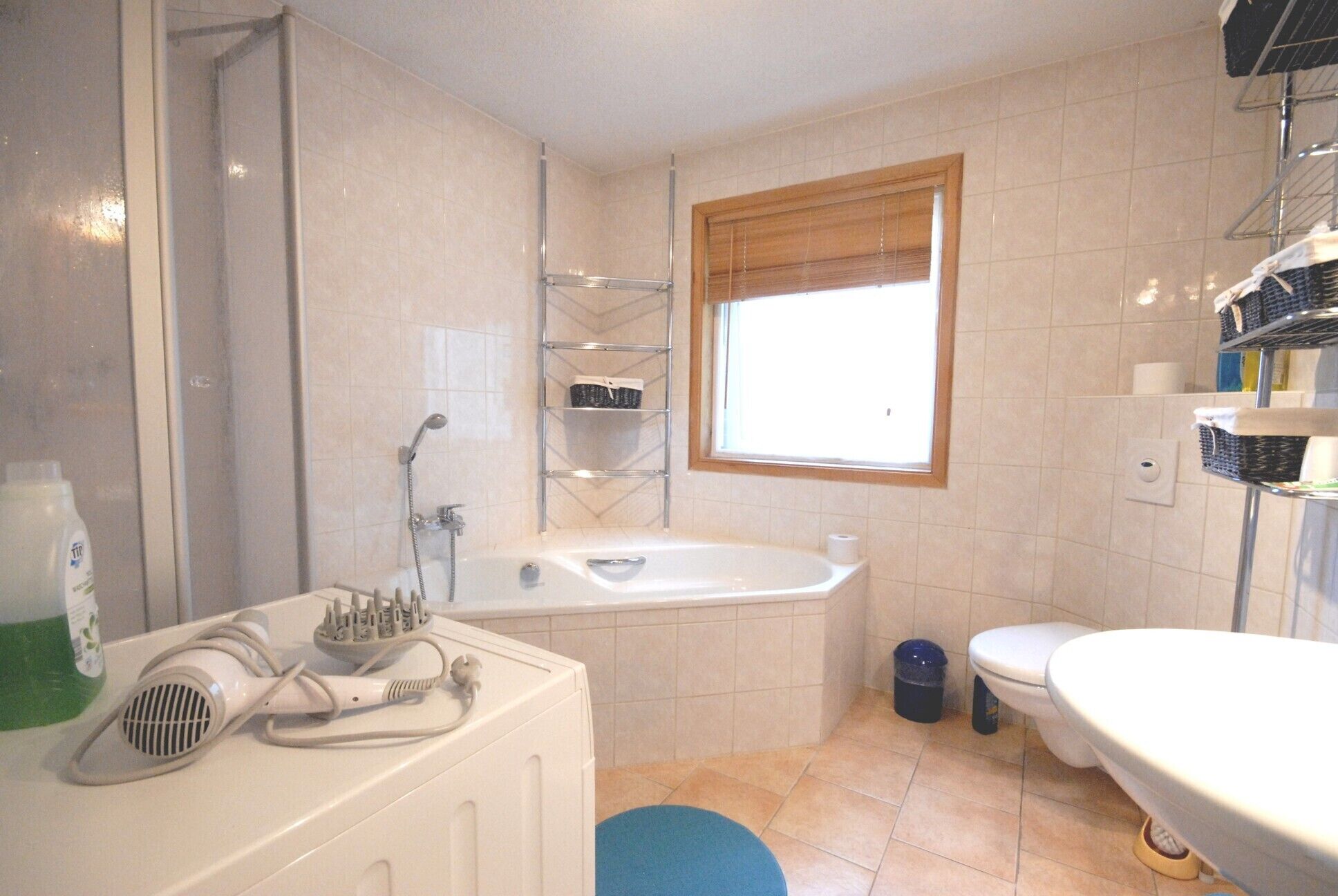 Combined shower/bathtub