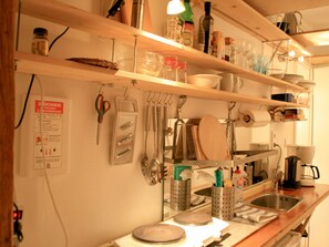 Kühlschrank, Wasserkocher mit Kaffee-/Teezubehör, Toaster