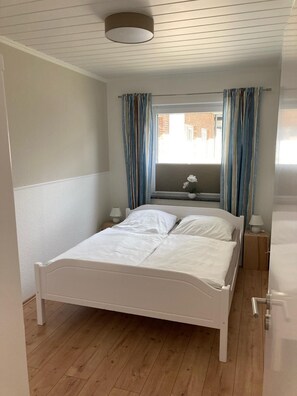 1 bedroom, travel crib, WiFi