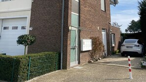 A two-story building with a sign reading "Hans Meersbrise." - Apartment with large terrace only 150 m to the beach. Renovated in 2024 (Grömitz)