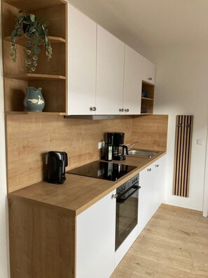 Kühlschrank, Mikrowelle, Ofen, Herdplatte