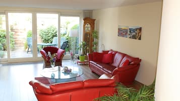 Fernseher, Kamin, DVD-Player, Kinderspielzeug