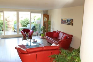 Fernseher, Kamin, DVD-Player, Kinderspielzeug