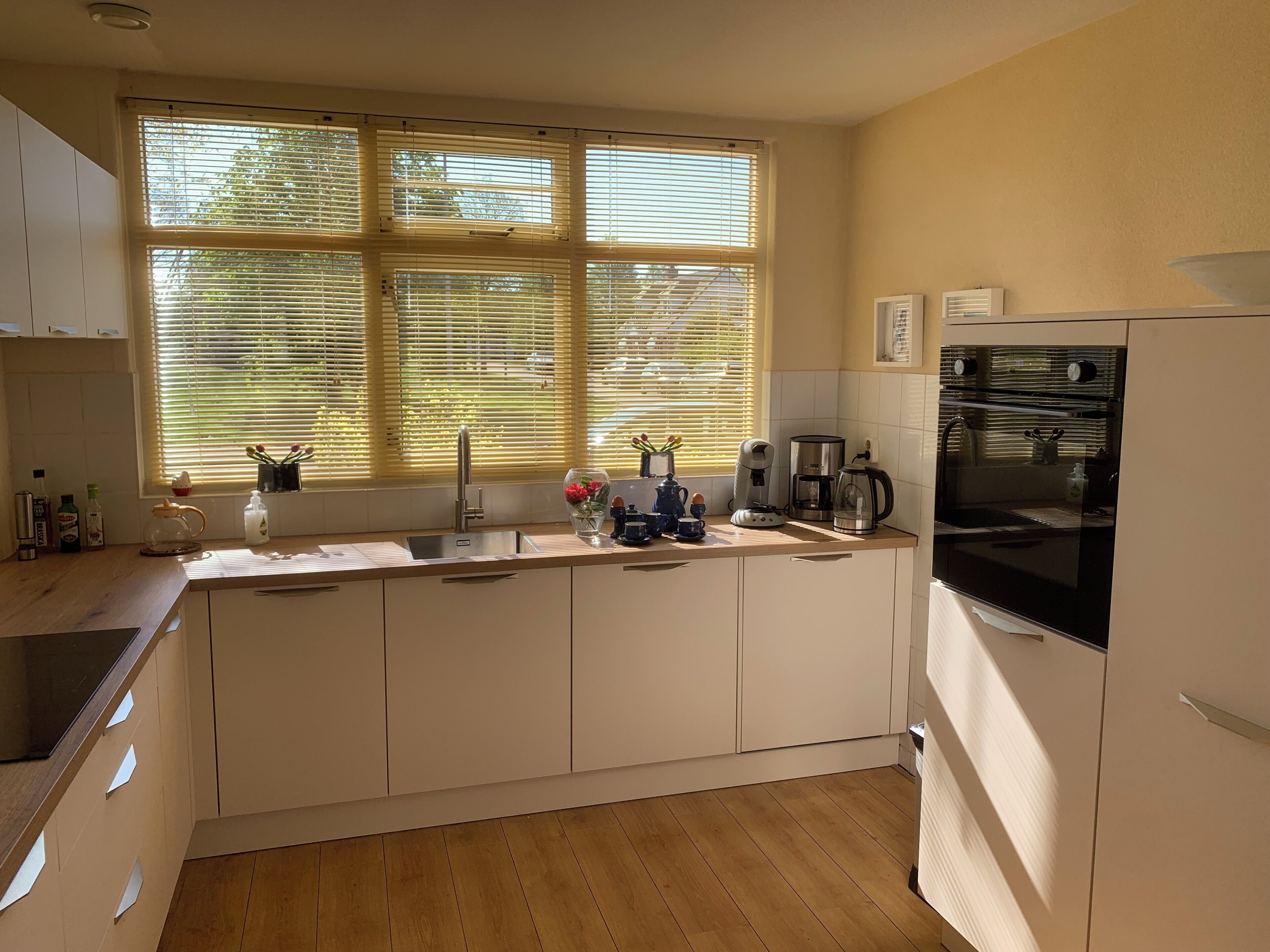 Kaffetrakter/tekoker, kjøleskap, mikrobølgeovn og kokeplater