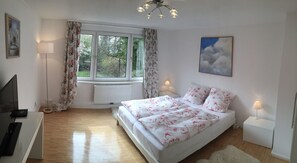 5 bedrooms, iron/ironing board, free WiFi, bed sheets - Luxury, central, quiet 107sqm apartment (Freiburg)