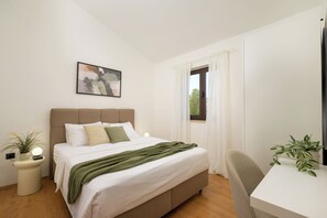 2 bedrooms, iron/ironing board, travel cot, free WiFi