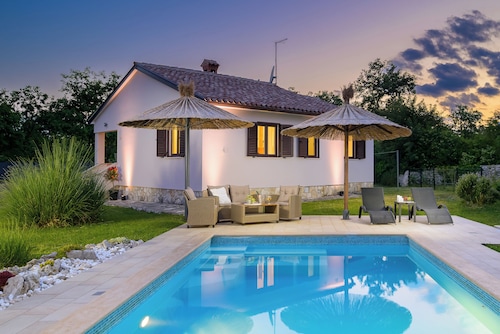 Ideal for family holidays, heated pool, traditional and quiet location