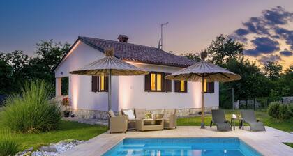 Ideal for family holidays, heated pool, traditional and quiet location