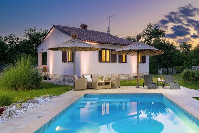 Ideal for family holidays, heated pool, traditional and quiet location