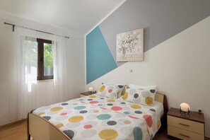 2 habitaciones, tabla de planchar con plancha y cuna de viaje 