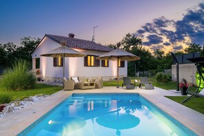 Een buitenzwembad en een verwarmd zwembad