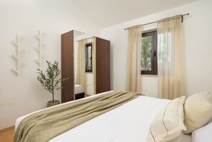 2 bedrooms, iron/ironing board, travel cot, free WiFi - Ideal for family holidays, heated pool, traditional and quiet location (Pusti)