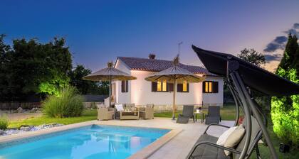 Ideal for family holidays, heated pool, traditional and quiet location