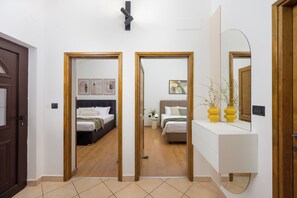 2 habitaciones, tabla de planchar con plancha y cuna de viaje 