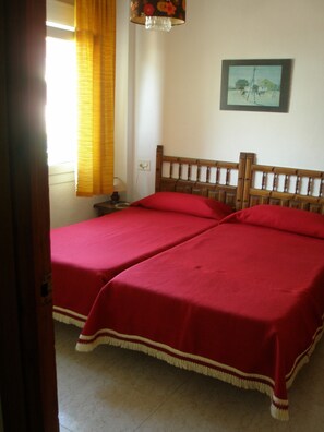 3 dormitorios, caja fuerte, tabla de planchar con plancha