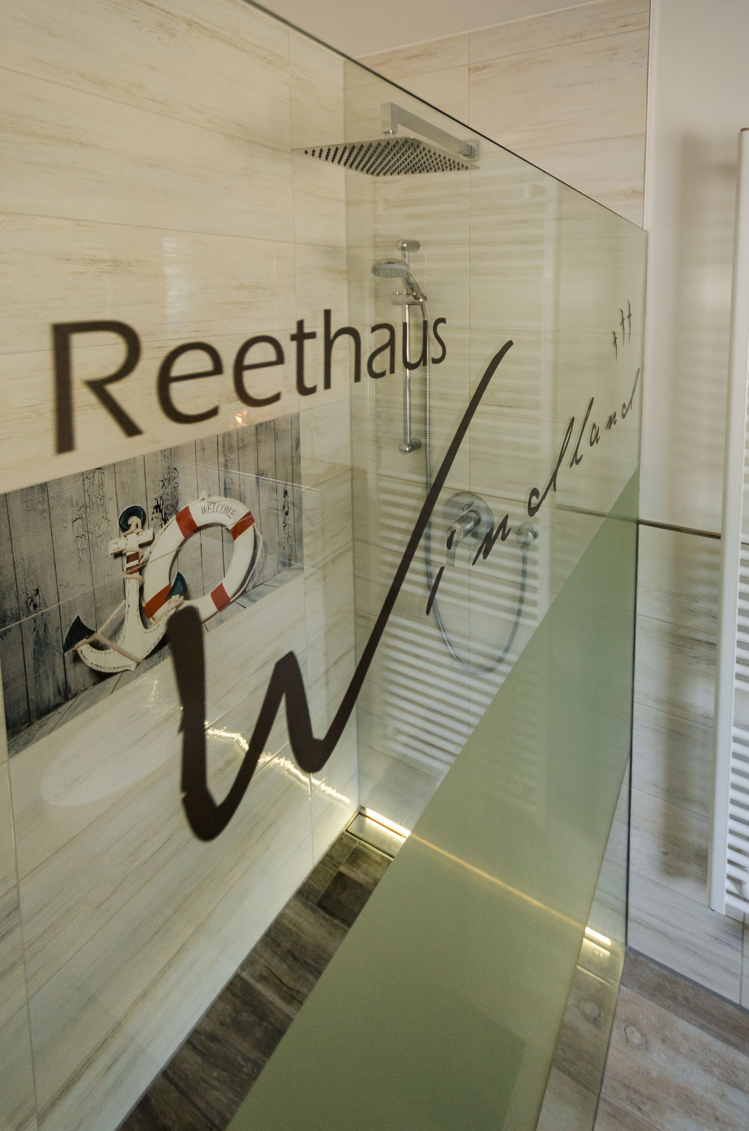 Bathtub, bidet