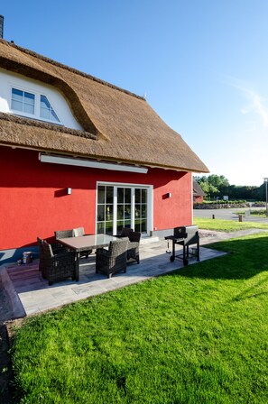 Outdoor dining - Reethaus "Windland" up to 9 persons, 4 bedrooms, 2 bathrooms, wood-burning stove, W-LAN (Rerik)