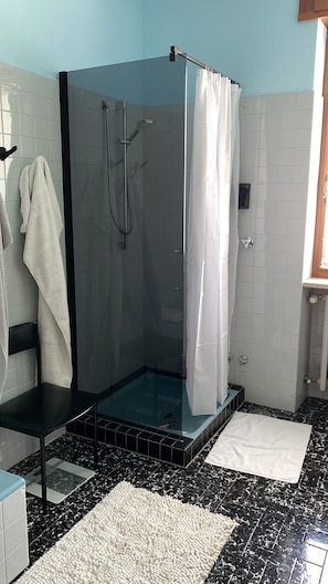 Duschwanne, Haartrockner, Bidet