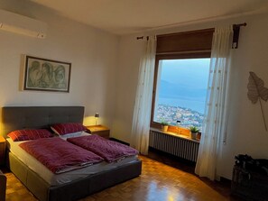 4 bedrooms, travel cot, free WiFi, bed sheets