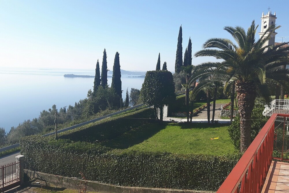 Romantic villa with a fantastic view of Lake Garda