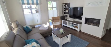 Smart-TV, Kamin, DVD-Player, Bücher