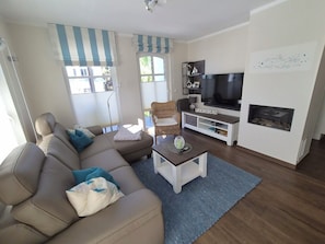 Smart-TV, Kamin, DVD-Player, Bücher