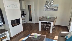 Smart-TV, peis, DVD-spiller og bøker