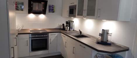 Frigorifero, microonde, forno, piano cottura