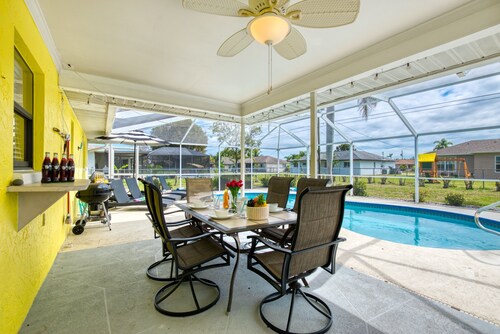 Modern eingerichtete Villa mit großem Pool Südlage