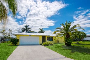 Exterior - Villa Sunsplash-Modern, south-facing, large pool- perfect for families (Cape Coral)