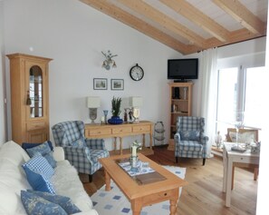 TV, DVD player, livros, biblioteca musical