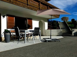 Outdoor dining - Sunny, quiet location with a view of the beautiful Montafon mountains (Sankt Gallenkirch)