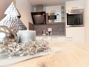 Kylskåp, mikrovågsugn, ugn och spishäll