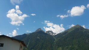 Un paysage de montagne avec un bâtiment au premier plan.
