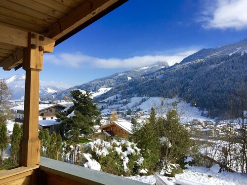 Chalet premium avec vue imprenable sur la montagne au milieu de la zone de sports d'hiver de KAPRUN