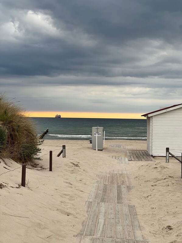A beach path leading to a wooden building with a sign labeled "PA PIER". - Exclusive apartment in Warnemünde, 150m to the beach, 2 bathrooms, 2 bedrooms, sauna, WLAN and much more. (Rostock)