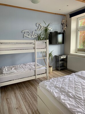 4 soverom, strykejern/-brett, reiseseng for barn og wi-fi (inkludert)