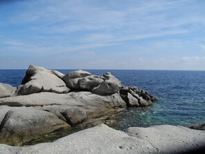 Playa en los alrededores y camastros