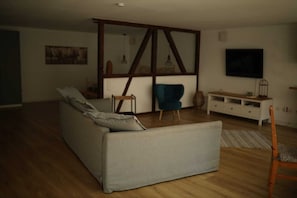 Télévision, lecteur de DVD, livres