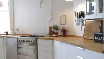 Køleskab, mikrobølgeovn, ovn, kogeplade