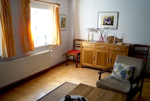 TV, libri, biblioteca musicale, impianto stereo
