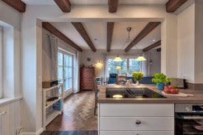 Kjøleskap, mikrobølgeovn, ovn og kokeplater