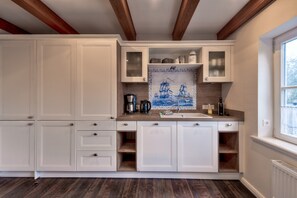 Kjøleskap, mikrobølgeovn, ovn og kokeplater