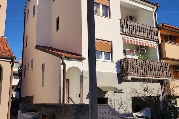 Strassen Ansicht,F.Haus befindet sich hinter des Haupthauses.