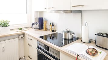 Fridge, oven, stovetop, dishwasher