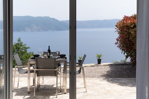 Dining - Apartment with stunning sea views and views of the island of Cres (Mali Kosi)