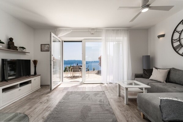 TV, fireplace, DVD player, music library - Apartment with stunning sea views and views of the island of Cres (Mali Kosi)
