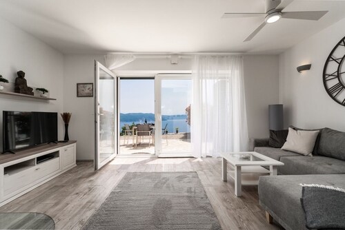 Apartment with stunning sea views and views of the island of Cres