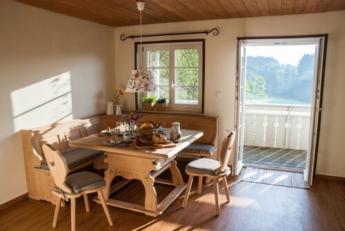 Großzügige  Ferienwohnung in ruhiger Alleinlage, großer Balkon und Garten